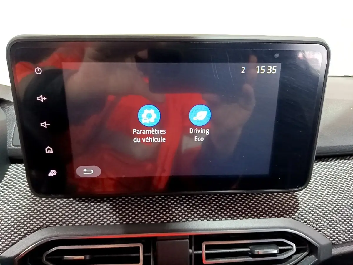 Écran tactile central allumé de la Dacia Sandero blanc 2022, affichant les paramètres du véhicule et mode Driving Eco.