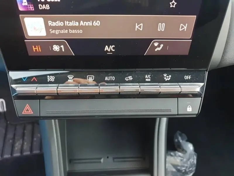 Vue rapprochée de la console centrale du Renault Captur 2025, boutons de climatisation et écran tactile visibles.