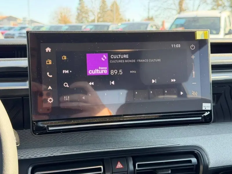 Écran tactile central du tableau de bord du Citroën C3 Aircross gris Mercury, affichant la radio FM 89.5 MHz.