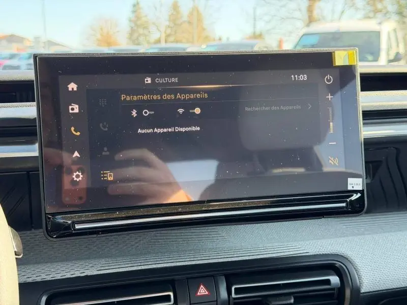 Écran tactile central du tableau de bord du Citroën C3 Aircross 2026 affichant les paramètres Bluetooth et Wi-Fi.