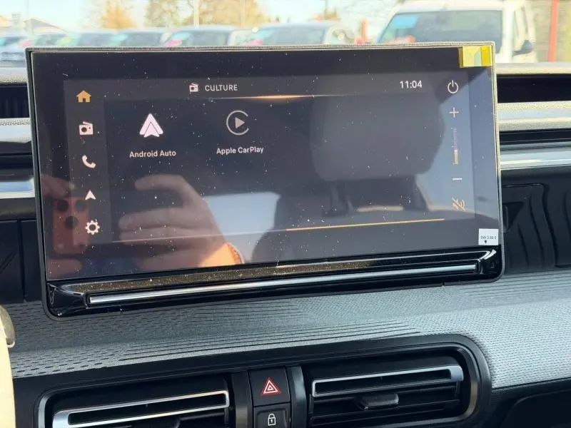 Écran tactile central du tableau de bord du Citroën C3 Aircross 2026, affichant Android Auto et Apple CarPlay.