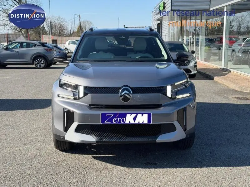 Citroën C3 Aircross 2026 gris Mercury vue de face avec toit noir et signature lumineuse LED verticale.