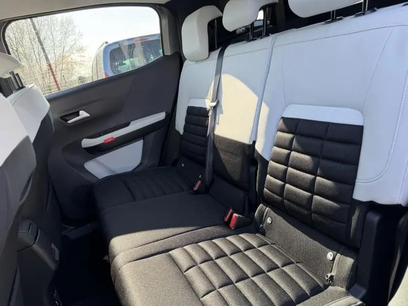 Vue intérieure côté droit des sièges arrière supplémentaires noirs et blancs du Citroën C3 Aircross 2026 en version 7 places.