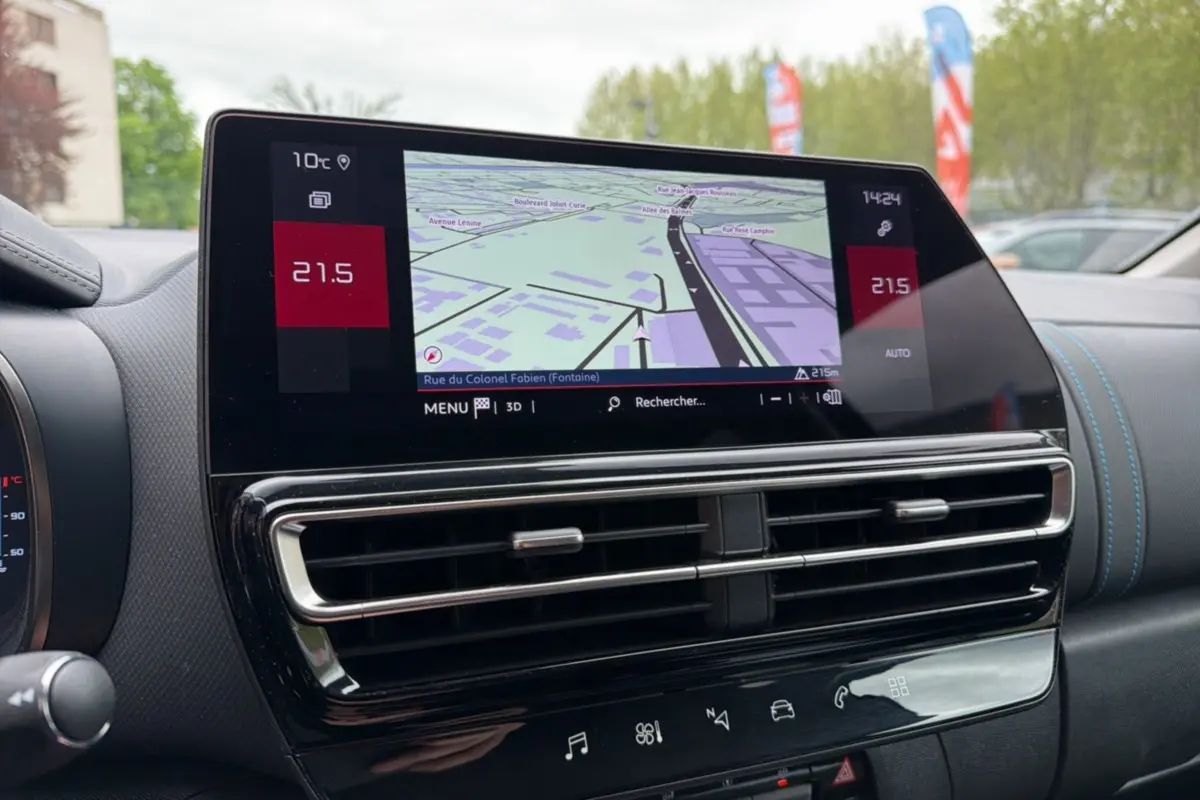 Vue rapprochée de l’écran tactile central avec navigation GPS et commandes climatisation du Citroën C5 Aircross Hybrid.