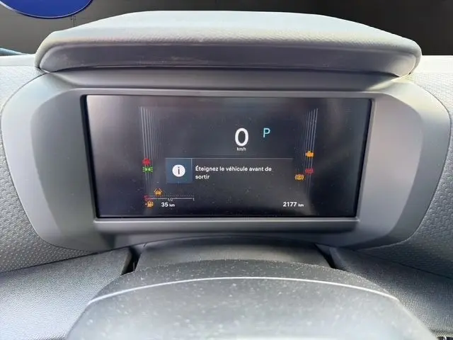 Écran multifonctions central de la Citroën C4 hybride 2025 affichant un message d'arrêt du véhicule.