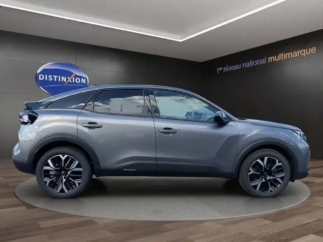 Vue latérale droite d'une Citroën C4 hybride gris clair avec jantes alliage et rétroviseurs ton caisse électriques.