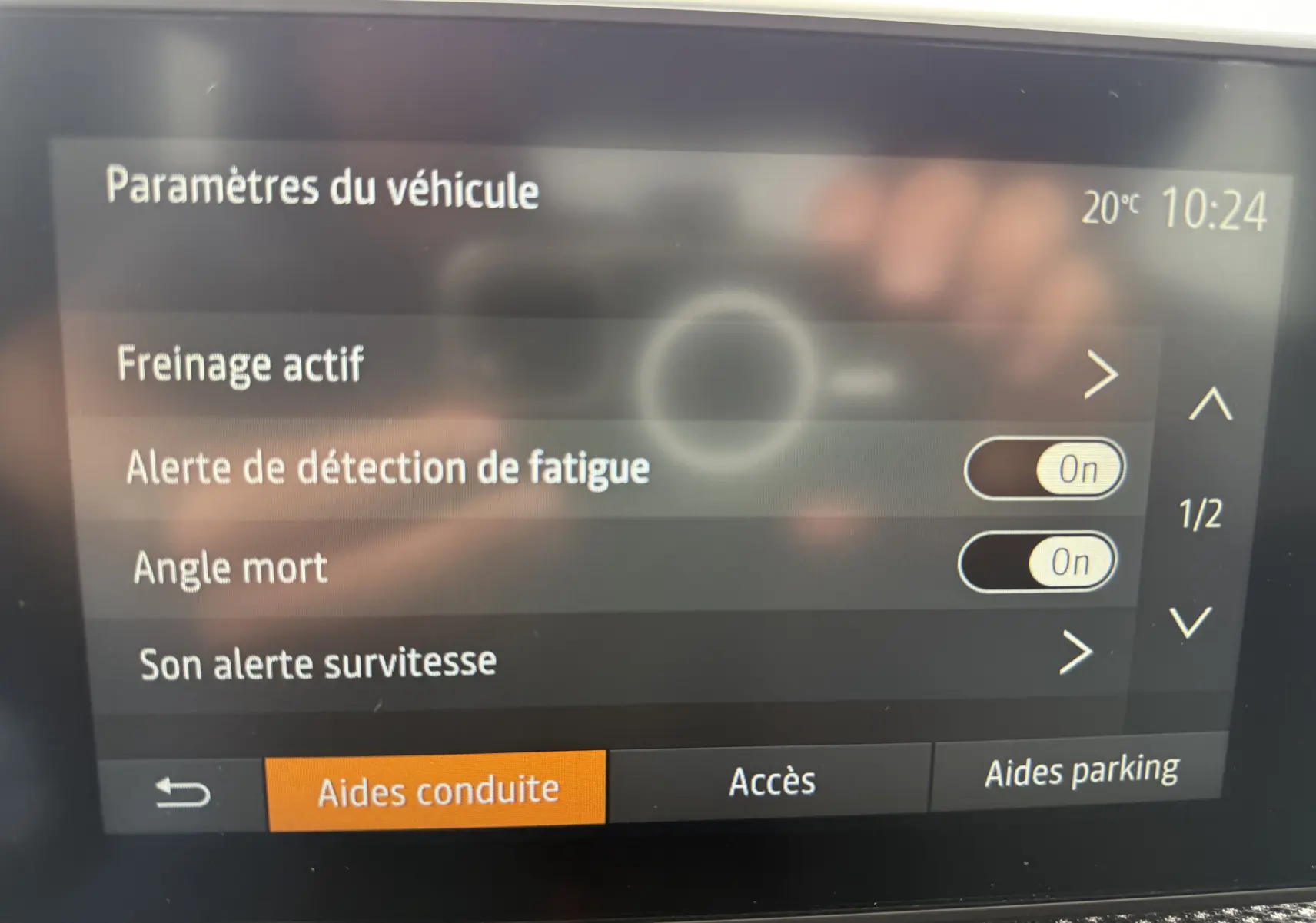 Écran central du tableau de bord du Dacia Sandero Stepway 2025 montrant les paramètres d’aides à la conduite.