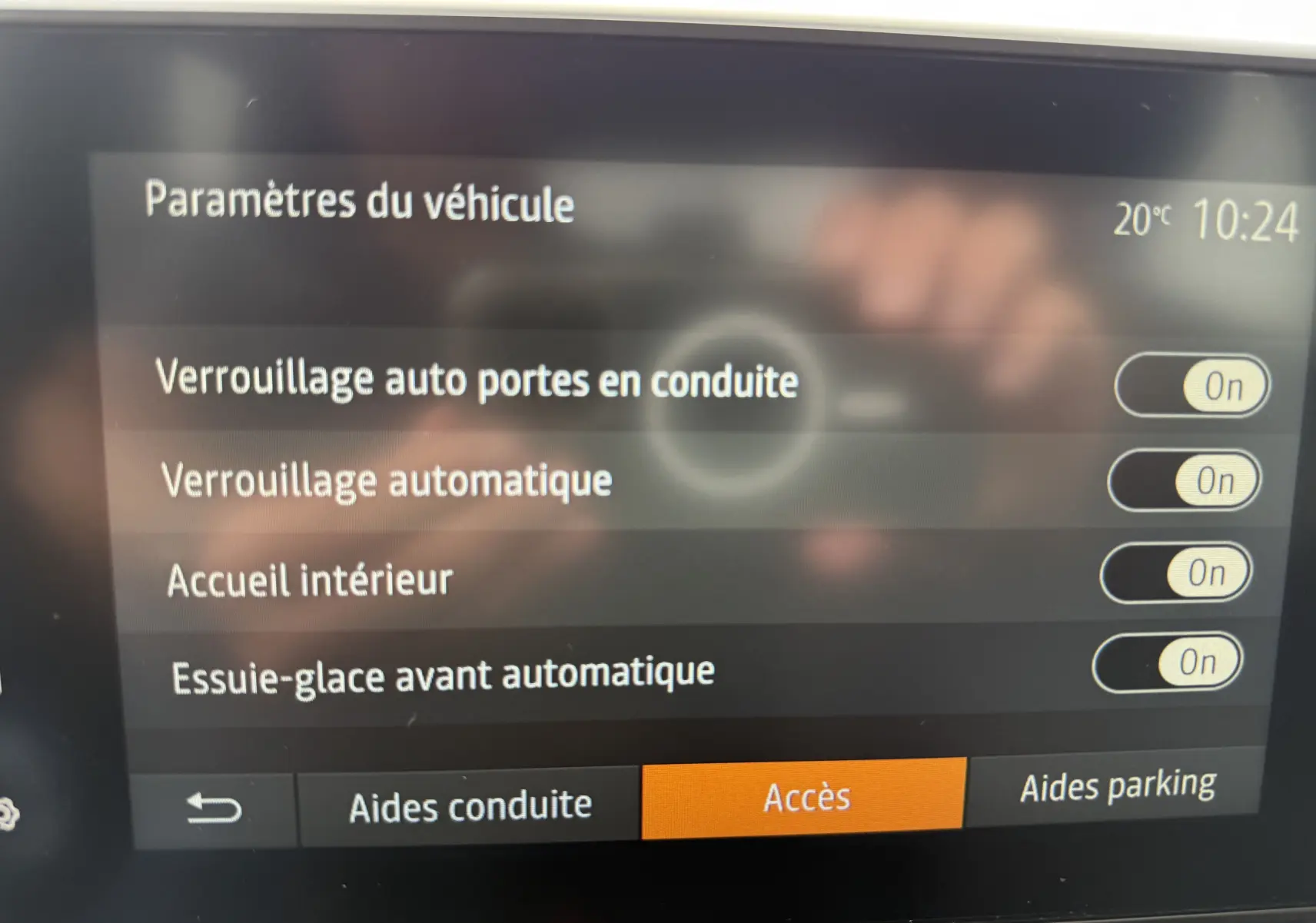 Écran tactile intérieur affichant les paramètres d’accès du véhicule Dacia Sandero Stepway TCe 90 vert cèdre.