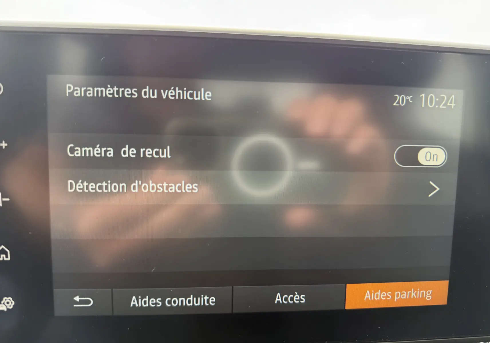 Écran tactile intérieur affichant les paramètres du véhicule Dacia Sandero Stepway, avec option caméra de recul activée.