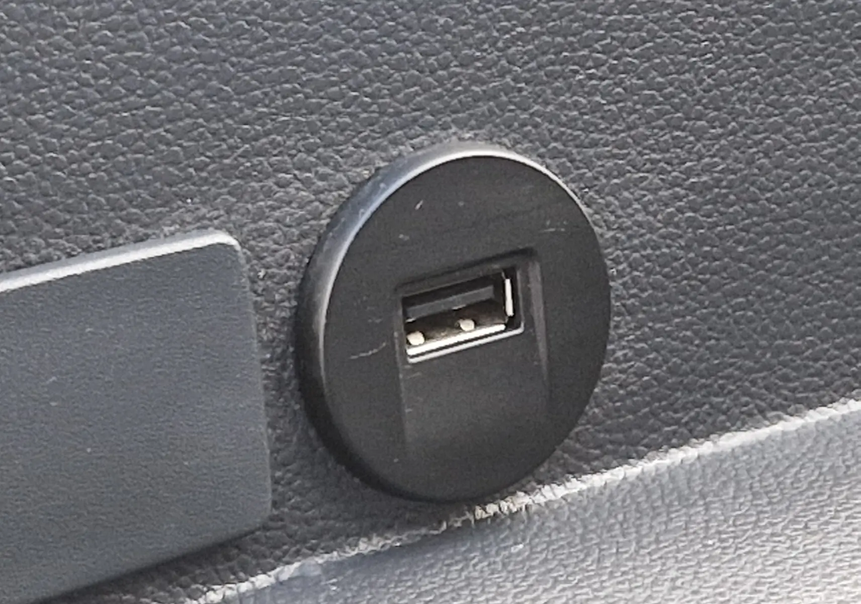 Prise USB intégrée dans la console intérieure du Renault Master Châssis Cabine blanc, vue rapprochée du détail.