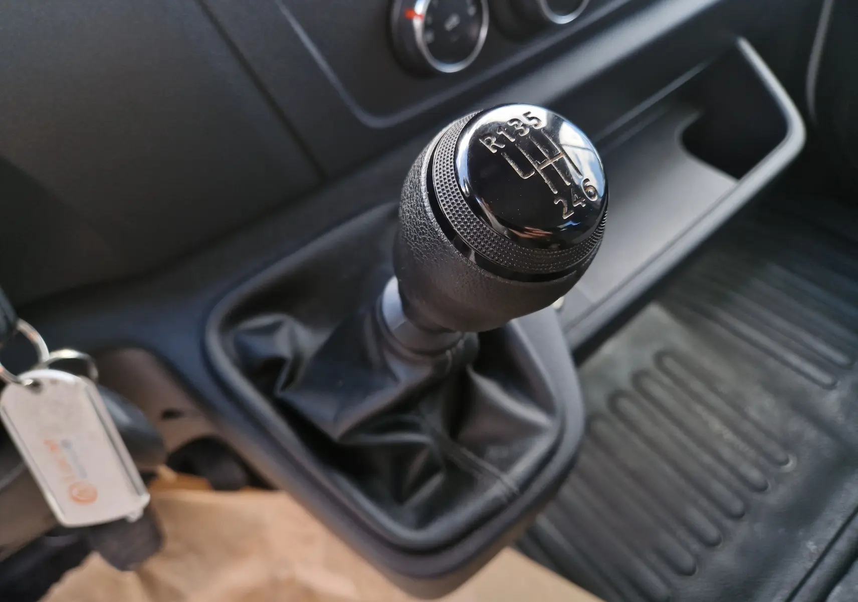 Gros plan sur le levier de vitesses manuel noir du Renault Master Châssis Cabine blanc, avec indication des rapports visibles.