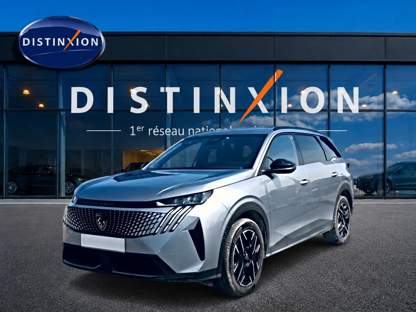 Peugeot 5008 Hybrid 145 allure e-dcs6 gris artense en 3/4 avant droit devant showroom Distinxion.