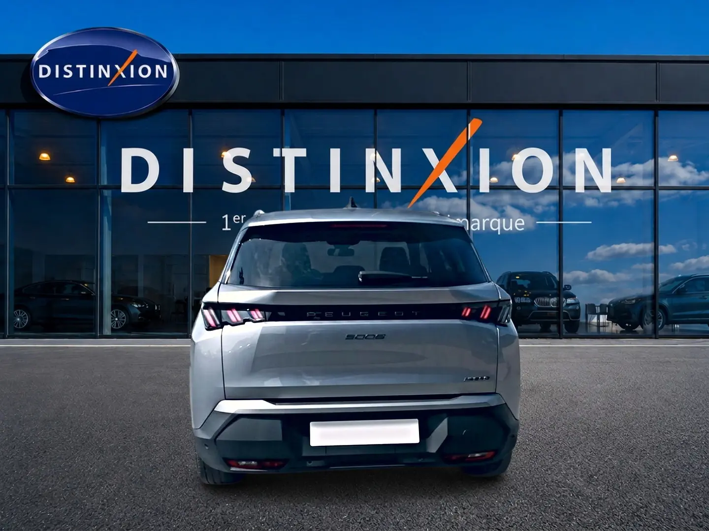 Vue arrière du Peugeot 5008 Hybrid 145 allure gris artense, avec feux LED caractéristiques et logo visible.