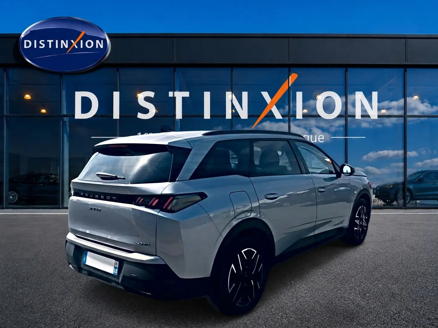 Peugeot 5008 Hybrid 145 allure e-dcs6 gris artense, vue 3/4 arrière droit avec jantes alu et vitres surteintées.