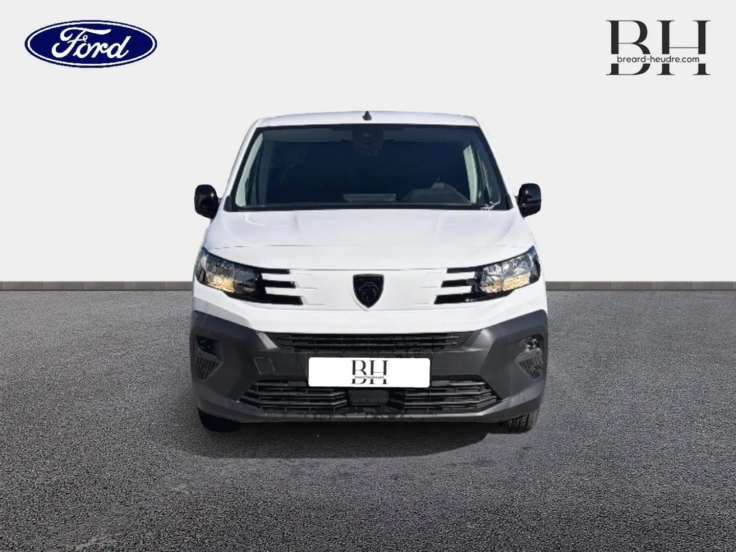 Vue de face du Peugeot Partner blanc Icy 2025 avec calandre noire et phares avant allumés sur fond neutre.