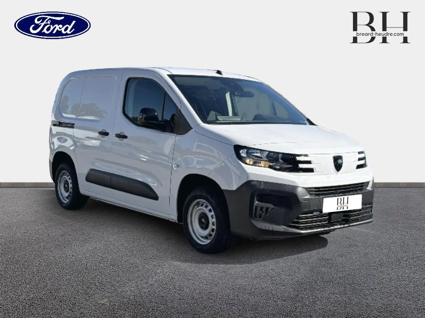 Fourgon Peugeot Partner blanc Icy vu en 3/4 avant droit, avec porte latérale coulissante et pare-chocs noir.
