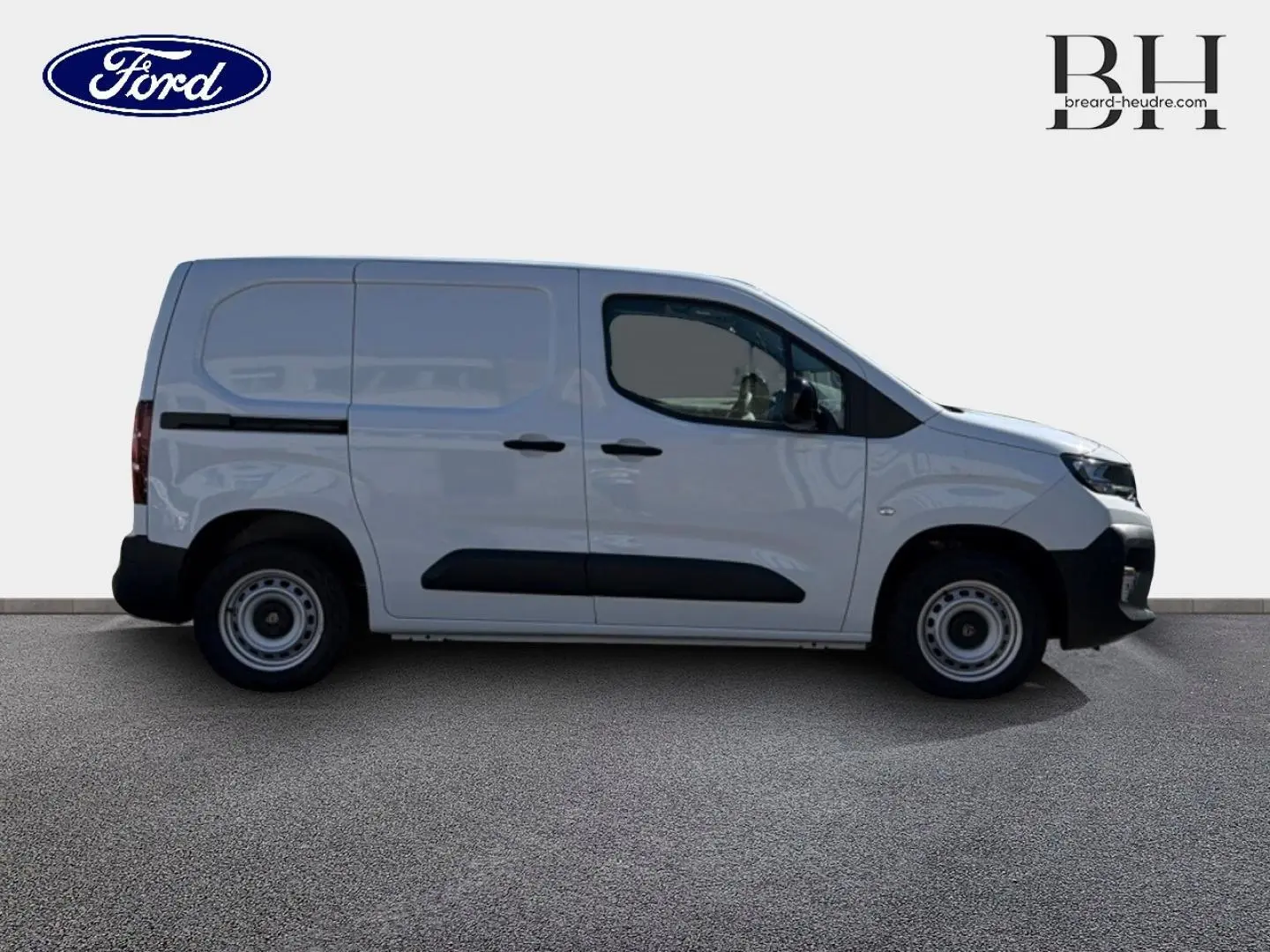 Vue de profil droit du Peugeot Partner blanc Icy, fourgon utilitaire avec porte latérale coulissante et jantes acier simples.