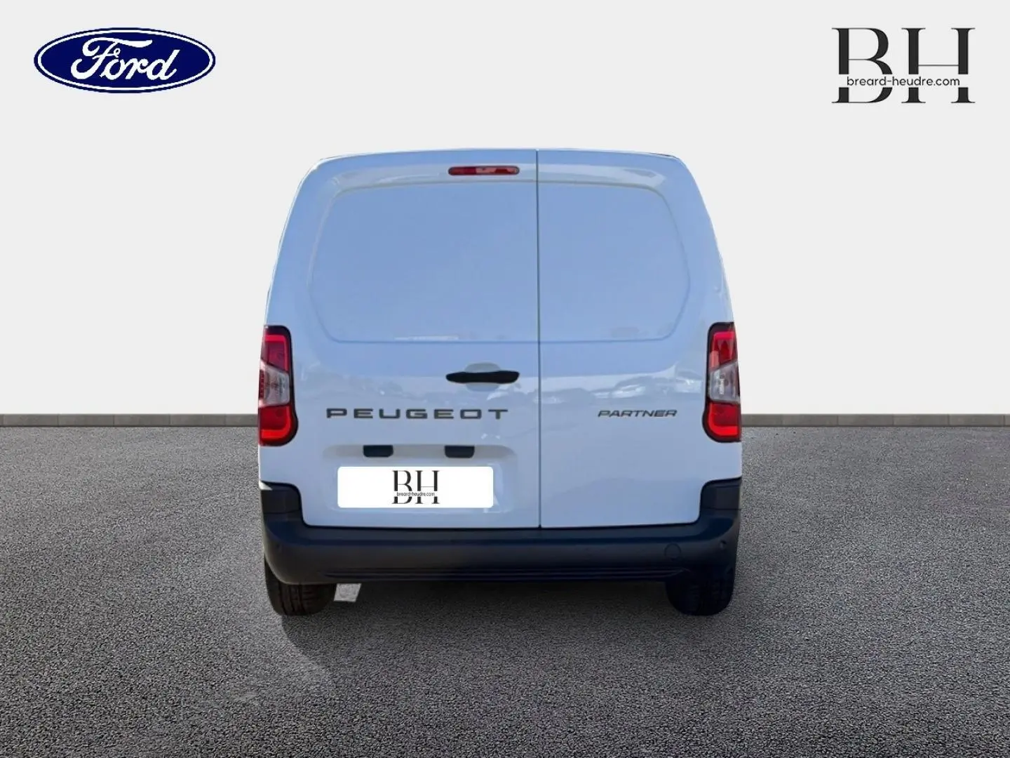 Vue arrière d'un Peugeot Partner blanc Icy avec portes battantes et feux arrière rouges sur fond neutre.