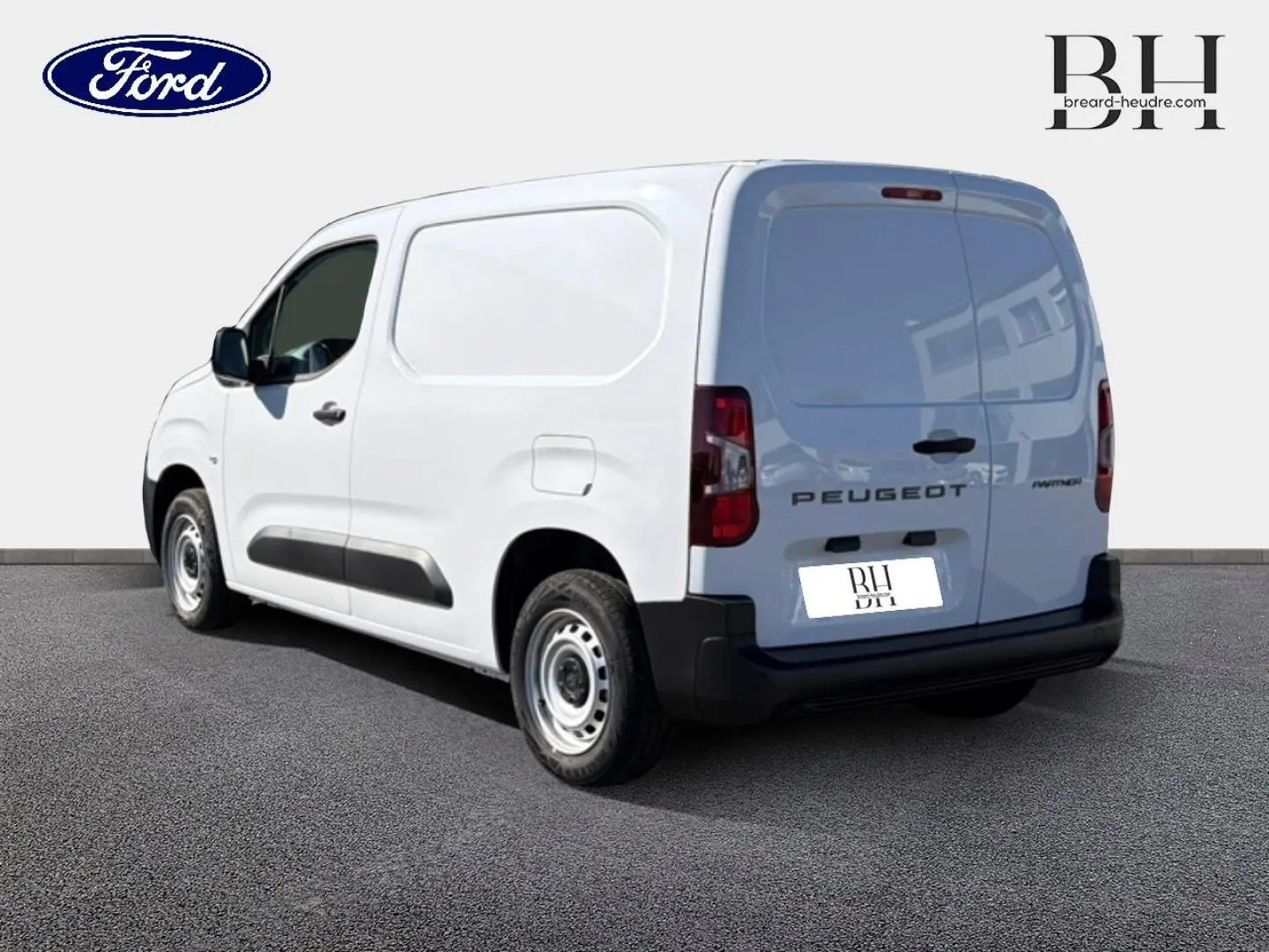 Vue 3/4 arrière droite d'un Peugeot Partner blanc Icy, fourgon utilitaire avec portes arrière battantes et porte latérale coulissante.