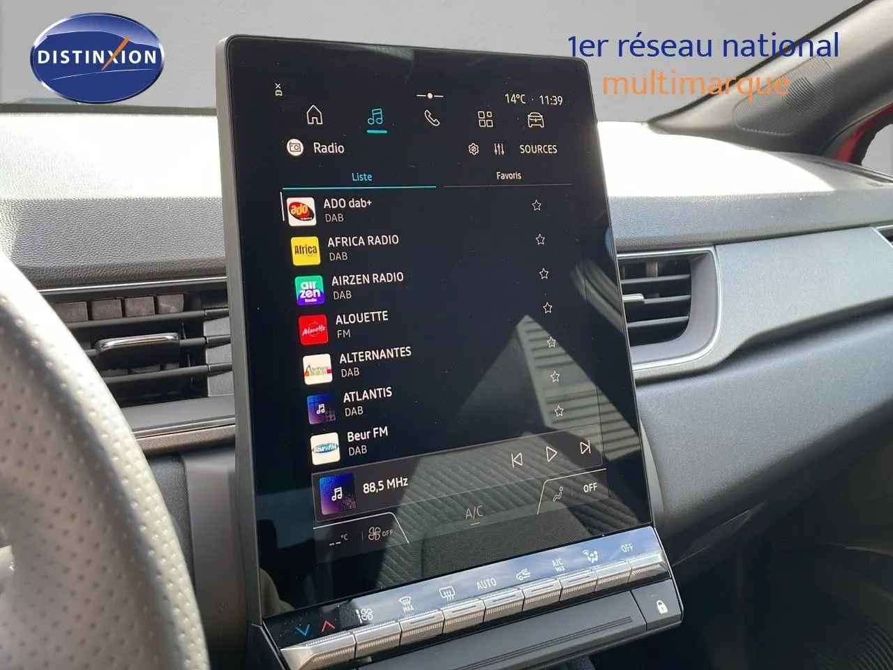 Vue intérieure du tableau de bord du Renault Captur E-Tech rouge, mettant en valeur l'écran tactile central.