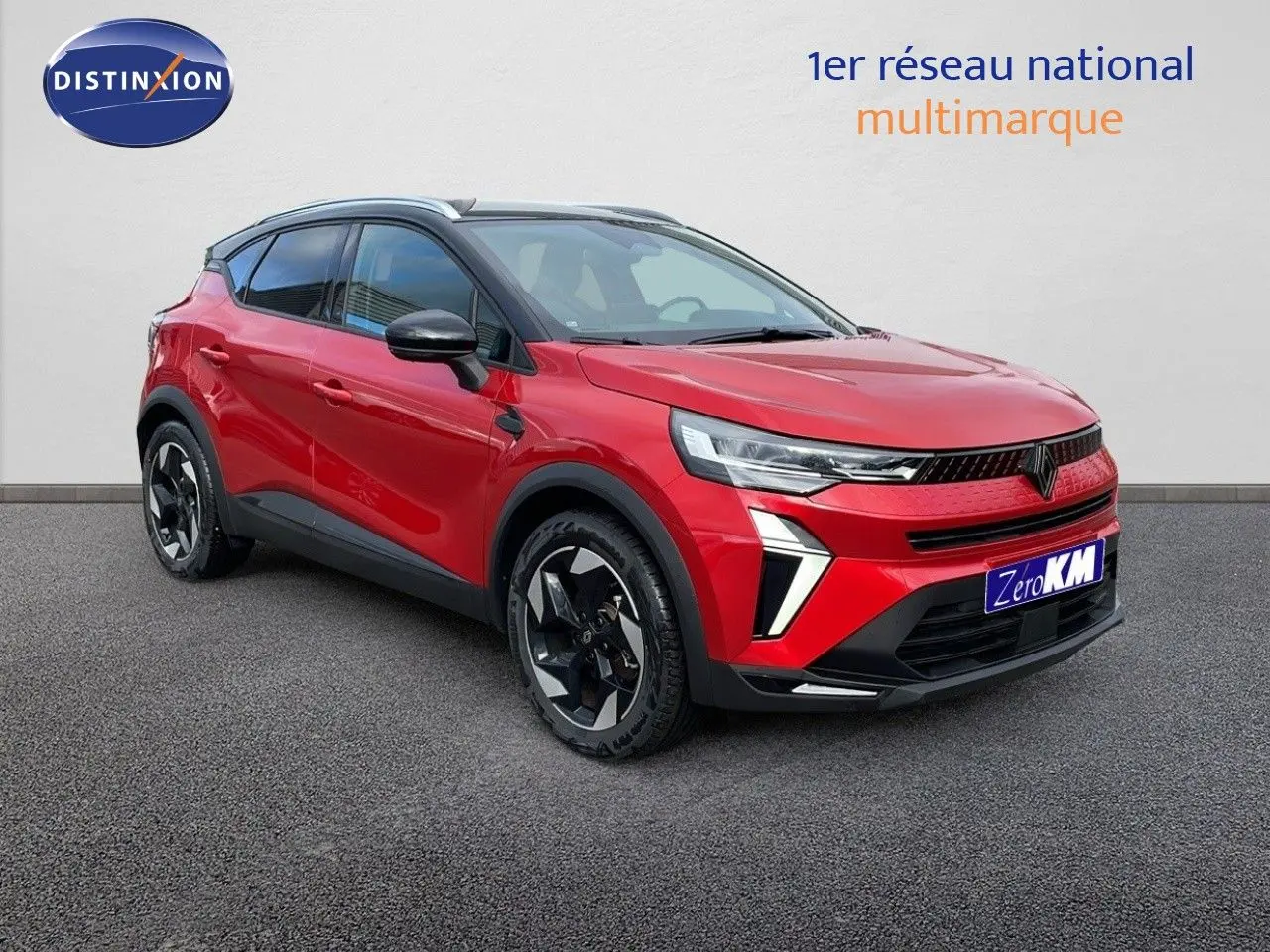 Renault Captur E-Tech hybride rouge passion vue 3/4 avant côté gauche avec toit noir et jantes noires.