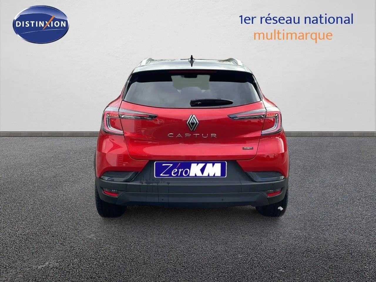 Vue arrière d'un Renault Captur rouge passion avec toit noir, mettant en valeur ses feux LED et son logo central.