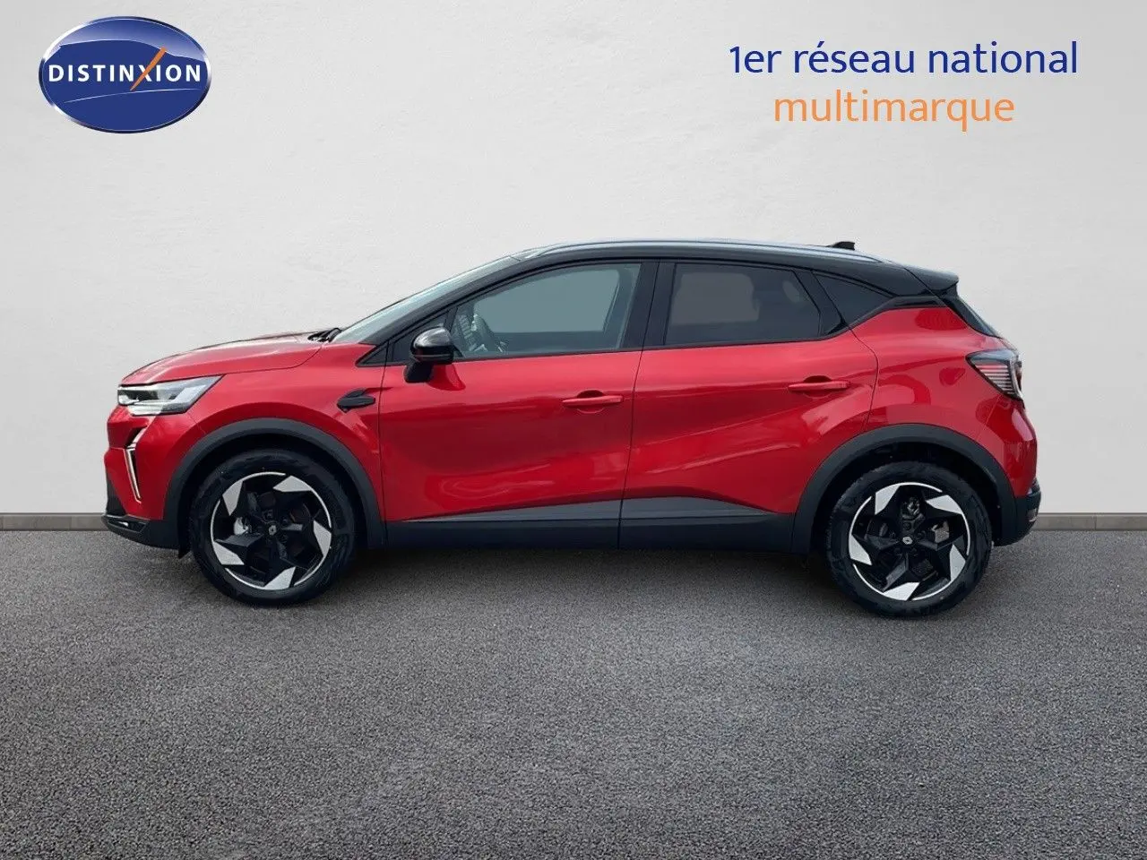Profil côté gauche du Renault Captur E-Tech hybride 2025 rouge passion avec toit noir et jantes noires distinctives.
