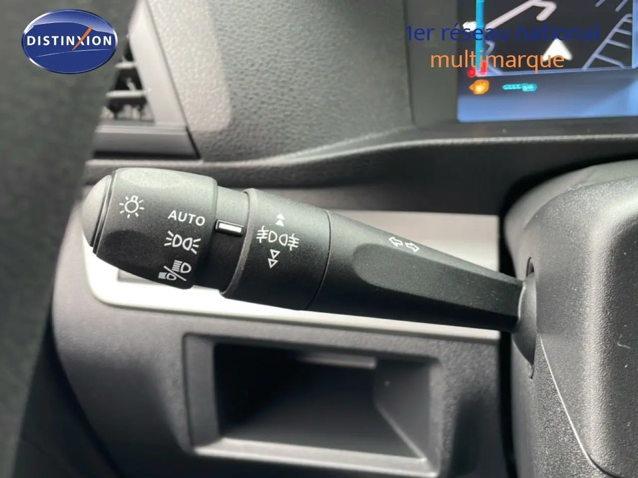 Gros plan sur la commande des phares et clignotants du Citroën Jumpy Van Long gris, intérieur noir.