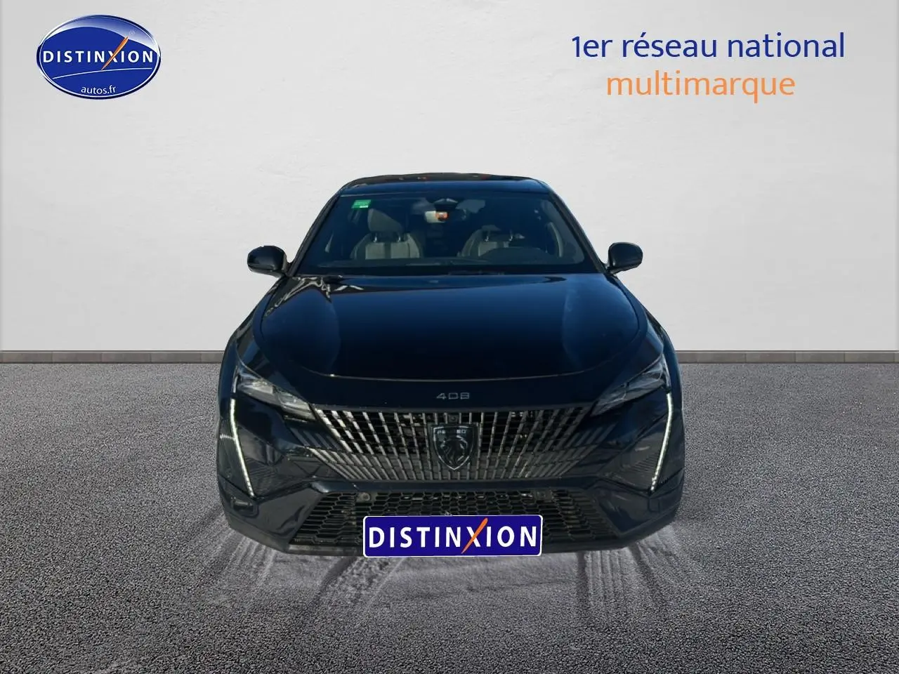 Vue avant d'une Peugeot 408 Hybrid 145 GT e-dcs6 noire avec calandre distinctive et feux LED verticaux allumés.
