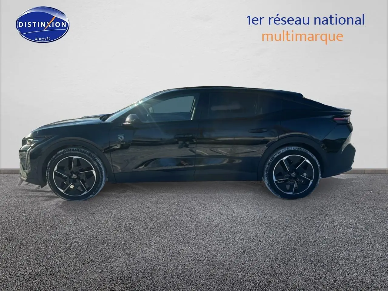 Profil droit d'une Peugeot 408 Hybrid 145 GT e-dcs6 noire avec jantes alu et vitres surteintées.