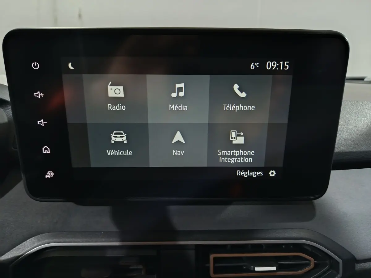 Écran tactile central de la Dacia Sandero Extreme+ 2024 affichant les menus radio, média, téléphone et navigation.