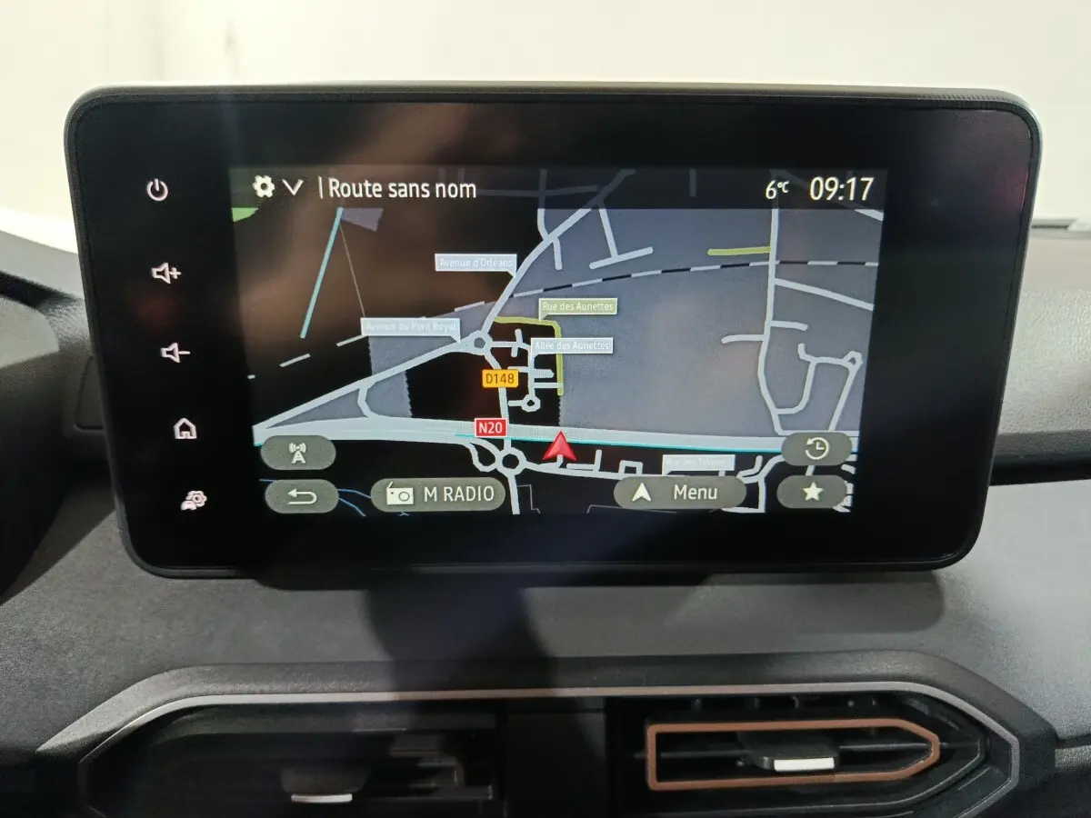 Écran tactile central de navigation 3D affichant une carte, à l'intérieur d'une Dacia Sandero Extreme+ bleu 2024.
