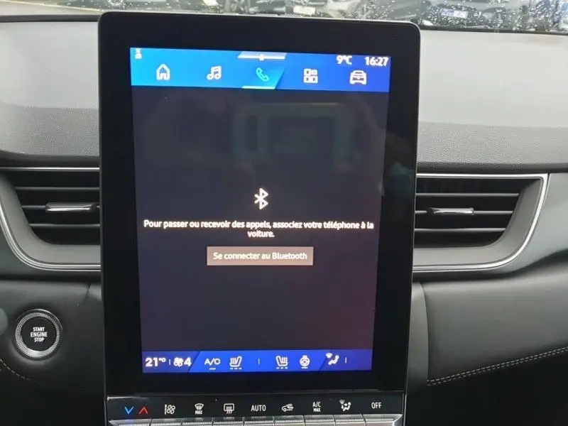 Vue intérieure centrée sur l'écran tactile du tableau de bord du Renault Symbioz noir étoilé, avec bouton démarrage visible à gauche.