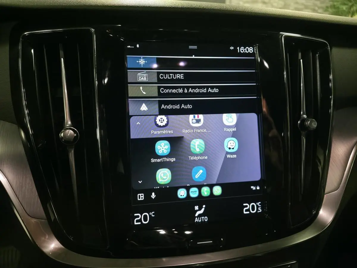 Écran tactile central du tableau de bord du Volvo V60 gris, affichant Android Auto et commandes climatisation.