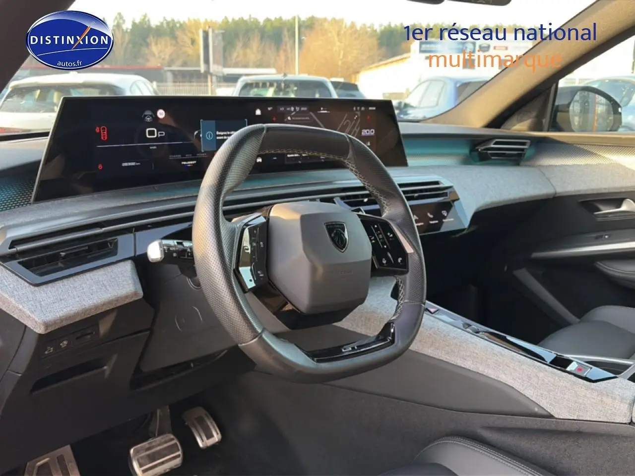 Intérieur de la Peugeot 3008 gris, vue du poste de conduite avec volant multifonction et écran tactile large.