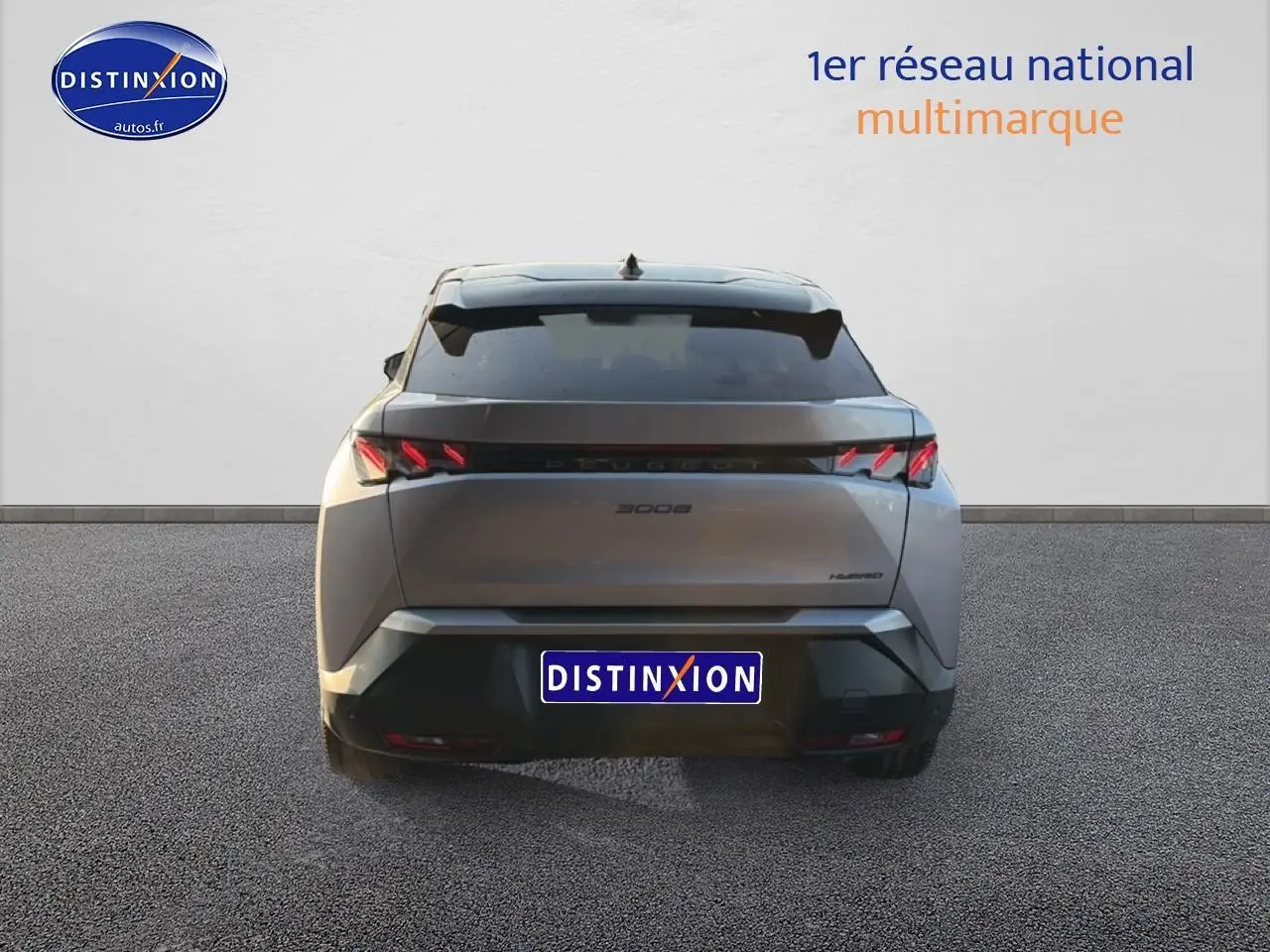 Vue arrière d'un Peugeot 3008 gris 2025 avec feux arrière LED et becquet noir distinctif.