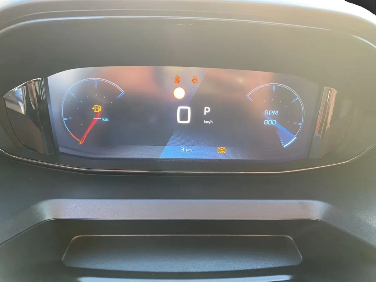 Vue rapprochée du combiné d'instruments numérique du Peugeot Rifter gris clair, affichant 0 km/h et 800 RPM.