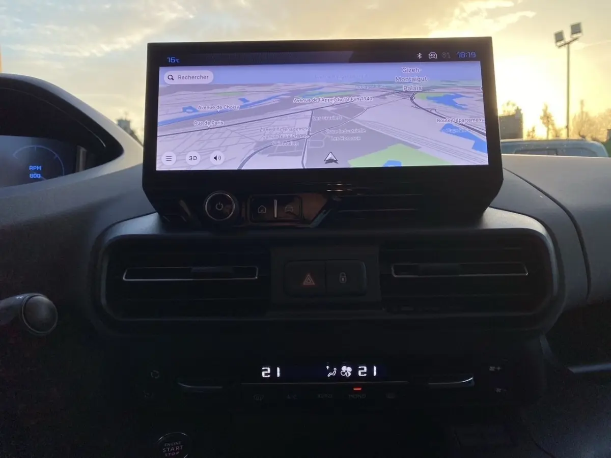 Vue intérieure du tableau de bord du Peugeot Rifter gris clair 2026 avec écran tactile GPS et commandes climatisation digitales.