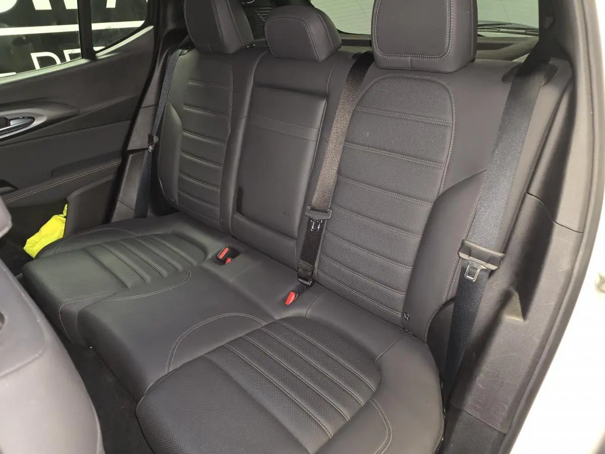 Vue intérieure de la banquette arrière en cuir noir de l'Alfa Romeo Tonale 2025, côté droit visible.