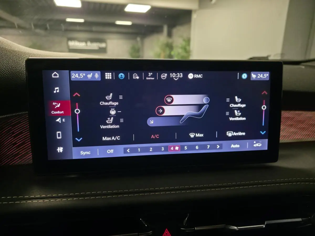 Écran tactile central affichant les réglages de climatisation du tableau de bord de l'Alfa Romeo Tonale 2025.