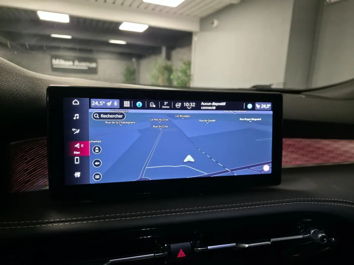 Écran tactile central affichant la navigation dans l'habitacle de l'Alfa Romeo Tonale blanc, vue de face.