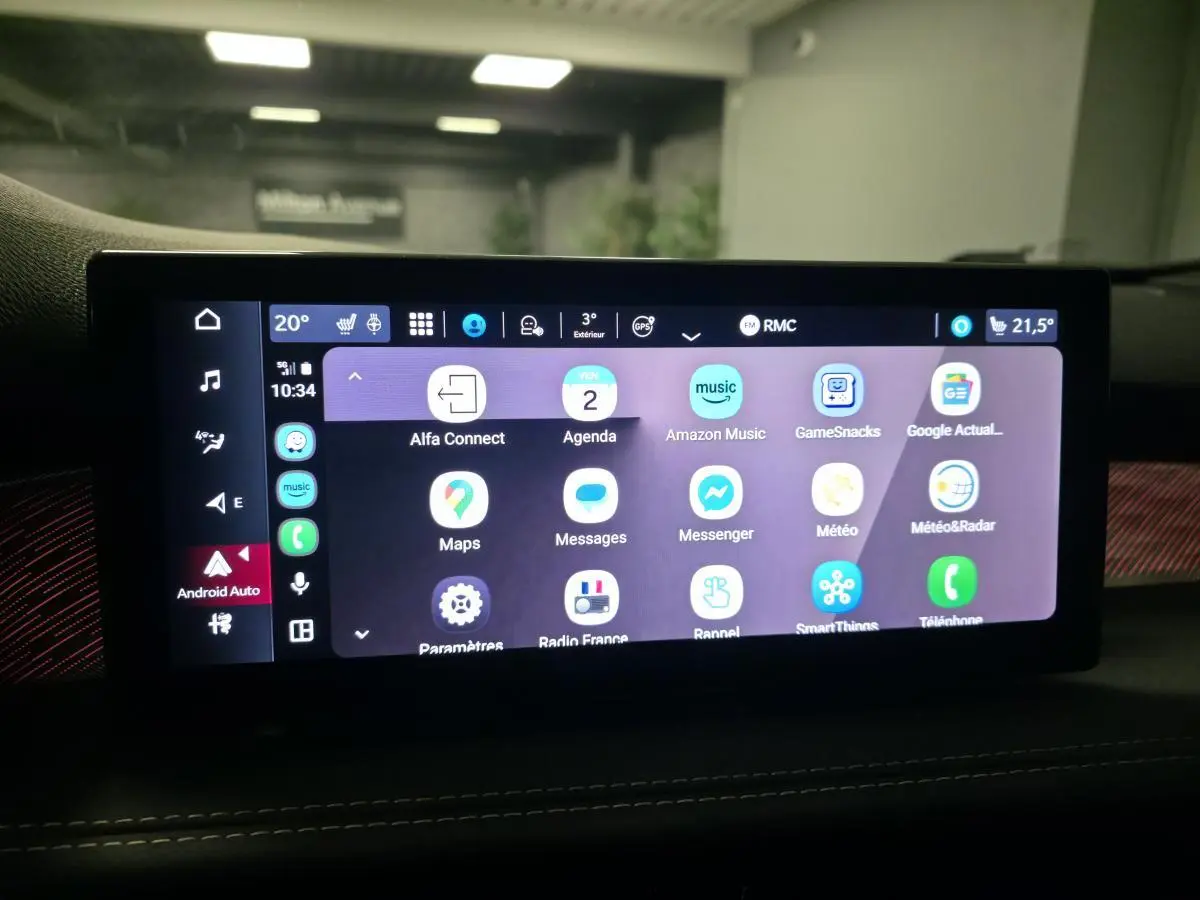 Écran tactile central affichant l'interface multimédia d'une Alfa Romeo Tonale 2025, intérieur sombre.