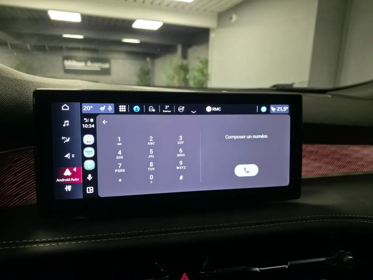 Écran tactile central de l'Alfa Romeo Tonale blanc 2025 affichant le clavier de composition téléphonique en intérieur.