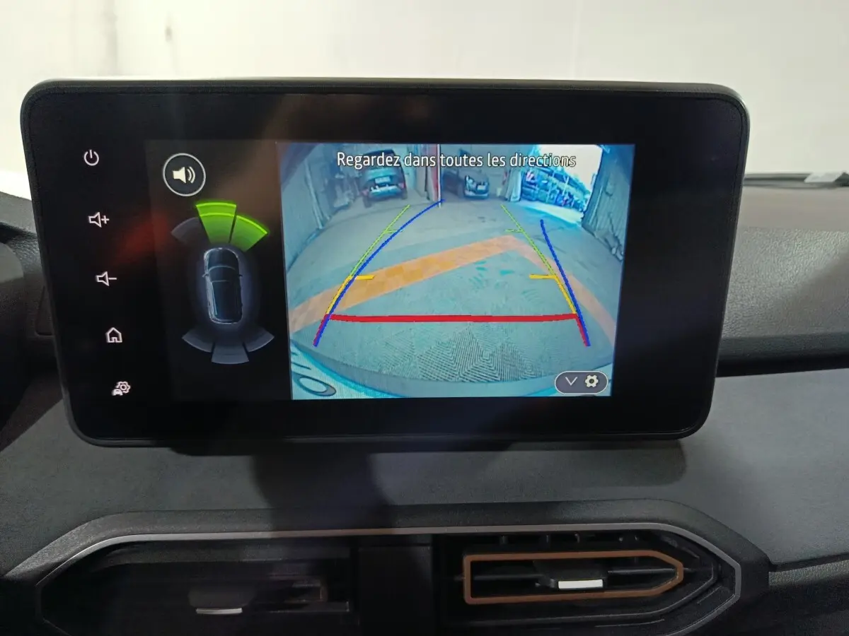 Écran tactile intérieur de la Dacia Sandero Extreme+ 2024 montrant la caméra de recul avec guidage coloré.