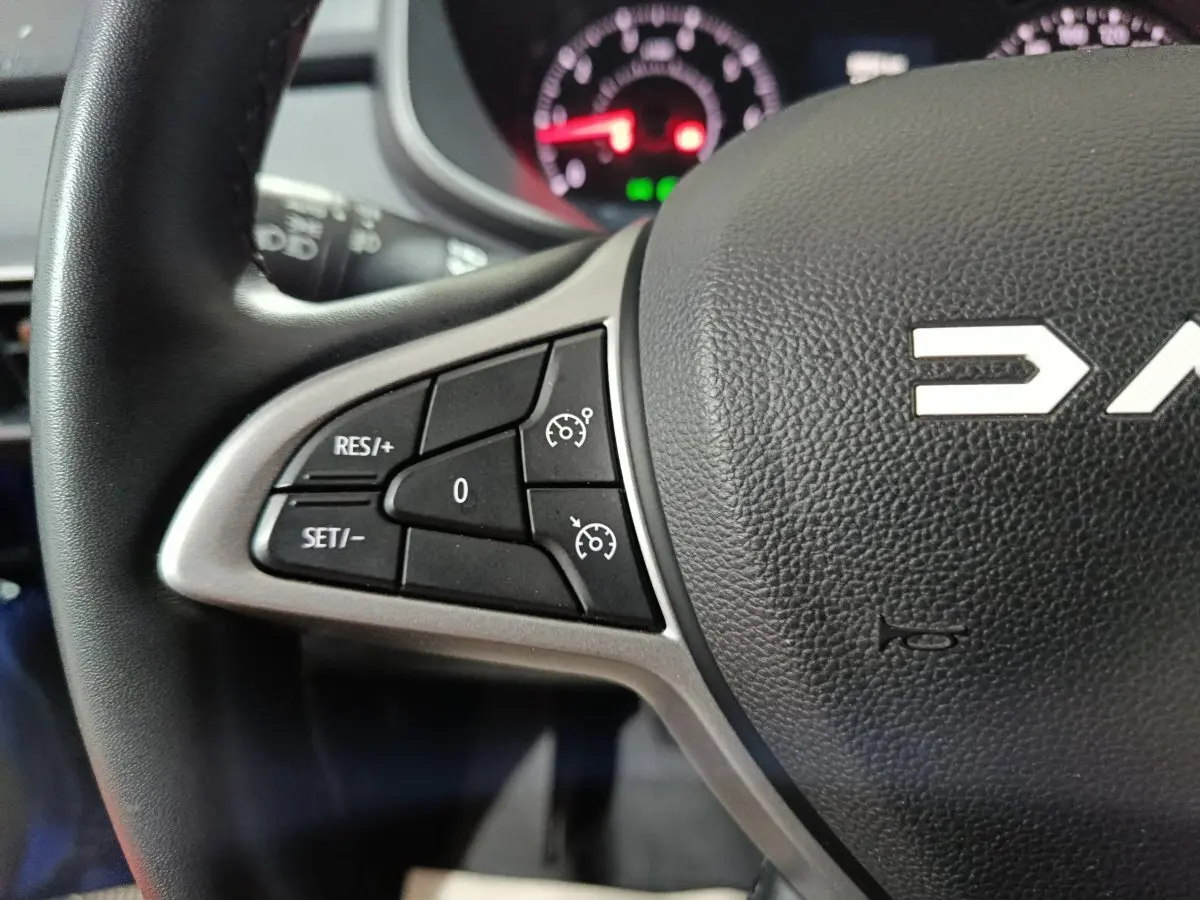 Gros plan sur le volant multifonctions en cuir synthétique noir de la Dacia Sandero Extreme+ TCe 110 2024.