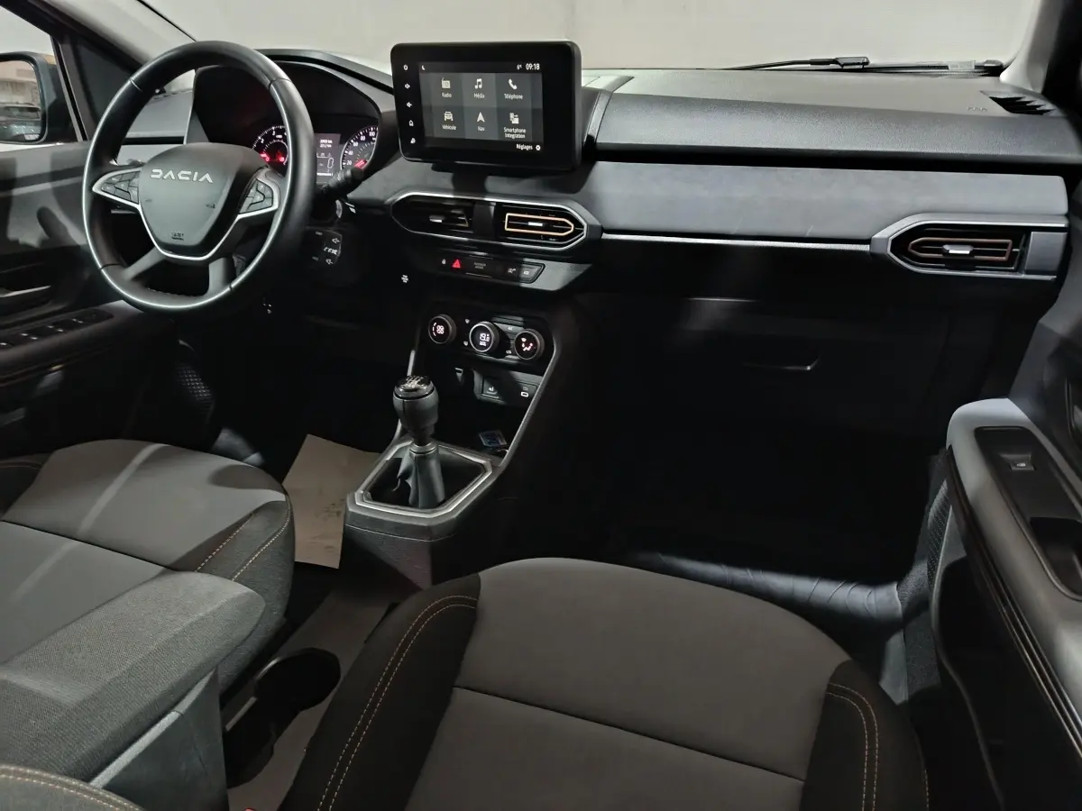 Vue intérieure avant de la Dacia Sandero Extreme+ 2024, volant multifonctions cuir et écran tactile central.