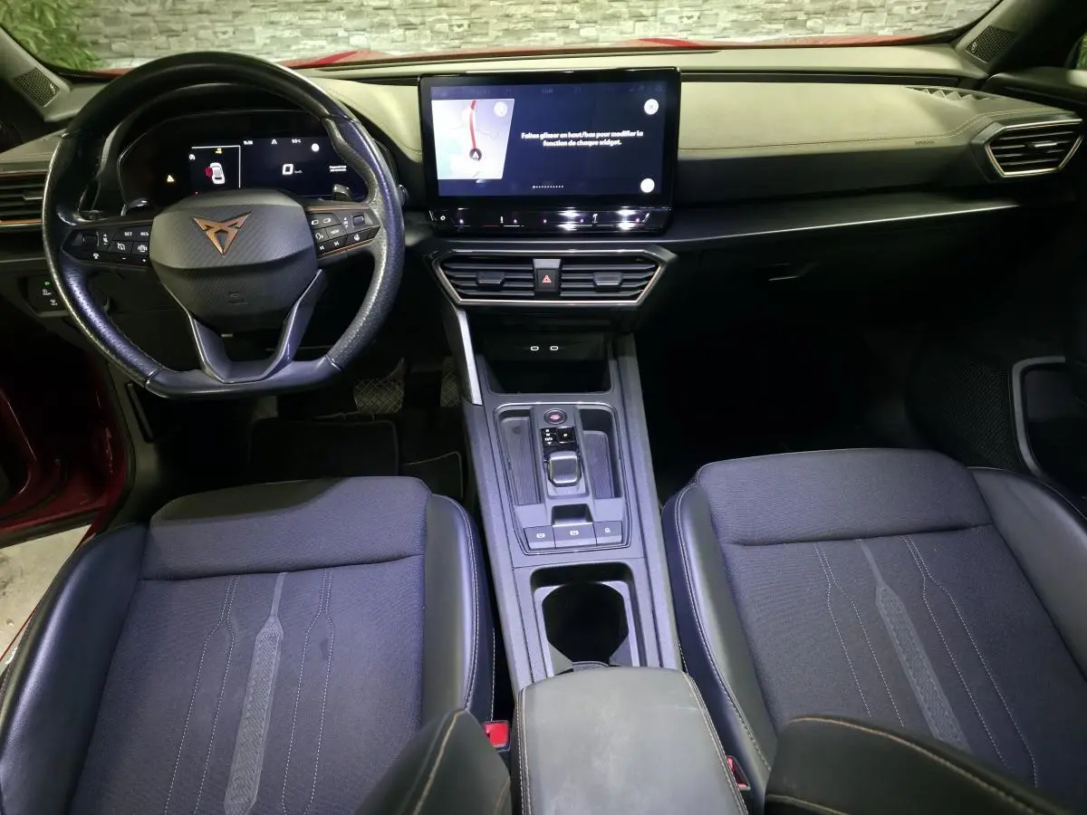 Vue intérieure avant du CUPRA Formentor 1.5 TSI 2022 avec volant sport, écran tactile central et sièges sport noirs.