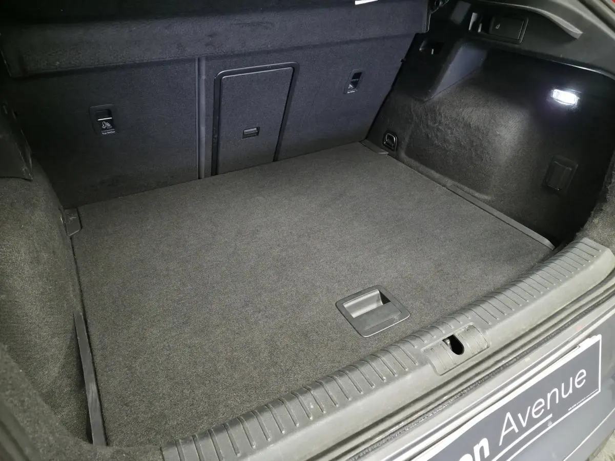 Coffre ouvert vu de l'arrière d'une CUPRA Formentor 1.5 TSI 2022, intérieur noir avec éclairage LED.