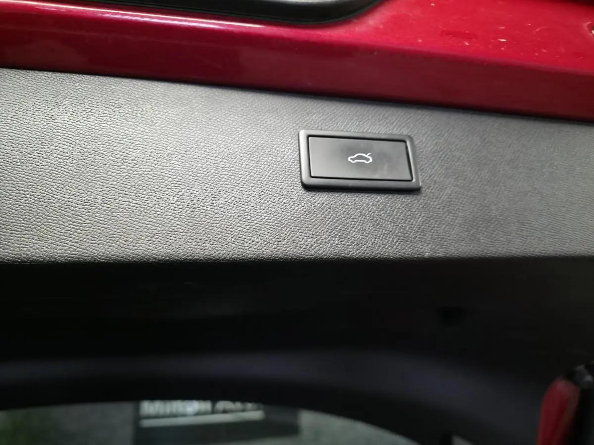 Bouton d'ouverture électrique du hayon sur la partie intérieure du coffre rouge du CUPRA Formentor 2022.