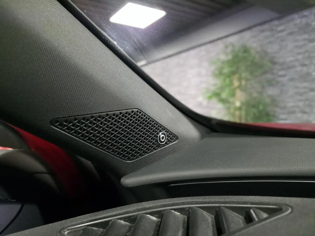 Gros plan sur l'enceinte Beats Audio côté gauche du tableau de bord du CUPRA Formentor rouge 2022.